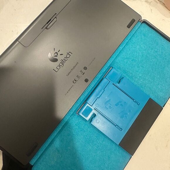 Logitech Wireless tablet Keyboard and stand - Picture 2 of 13